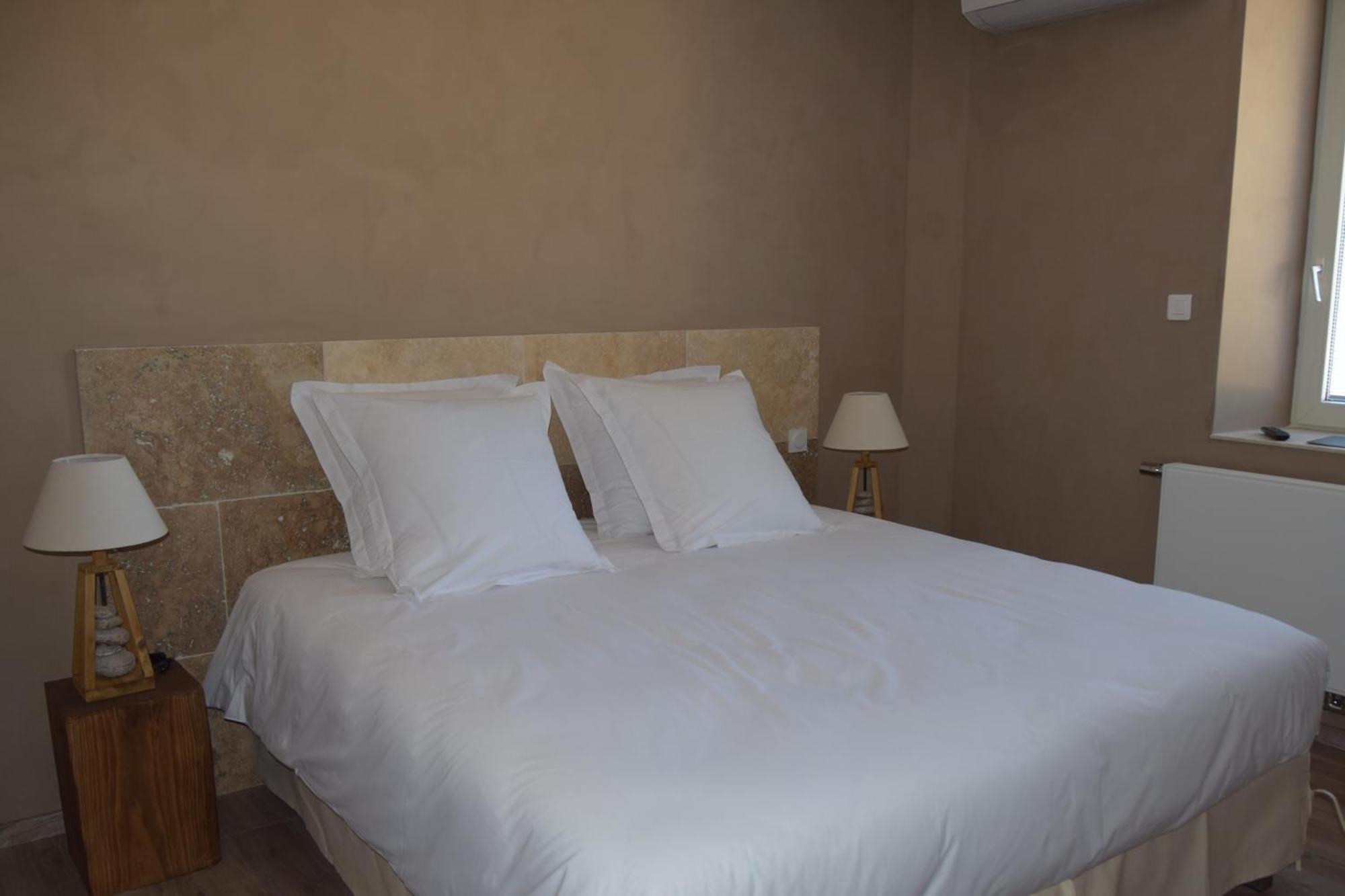 Hoteliere Et Des Sources Du Gros Noyer
