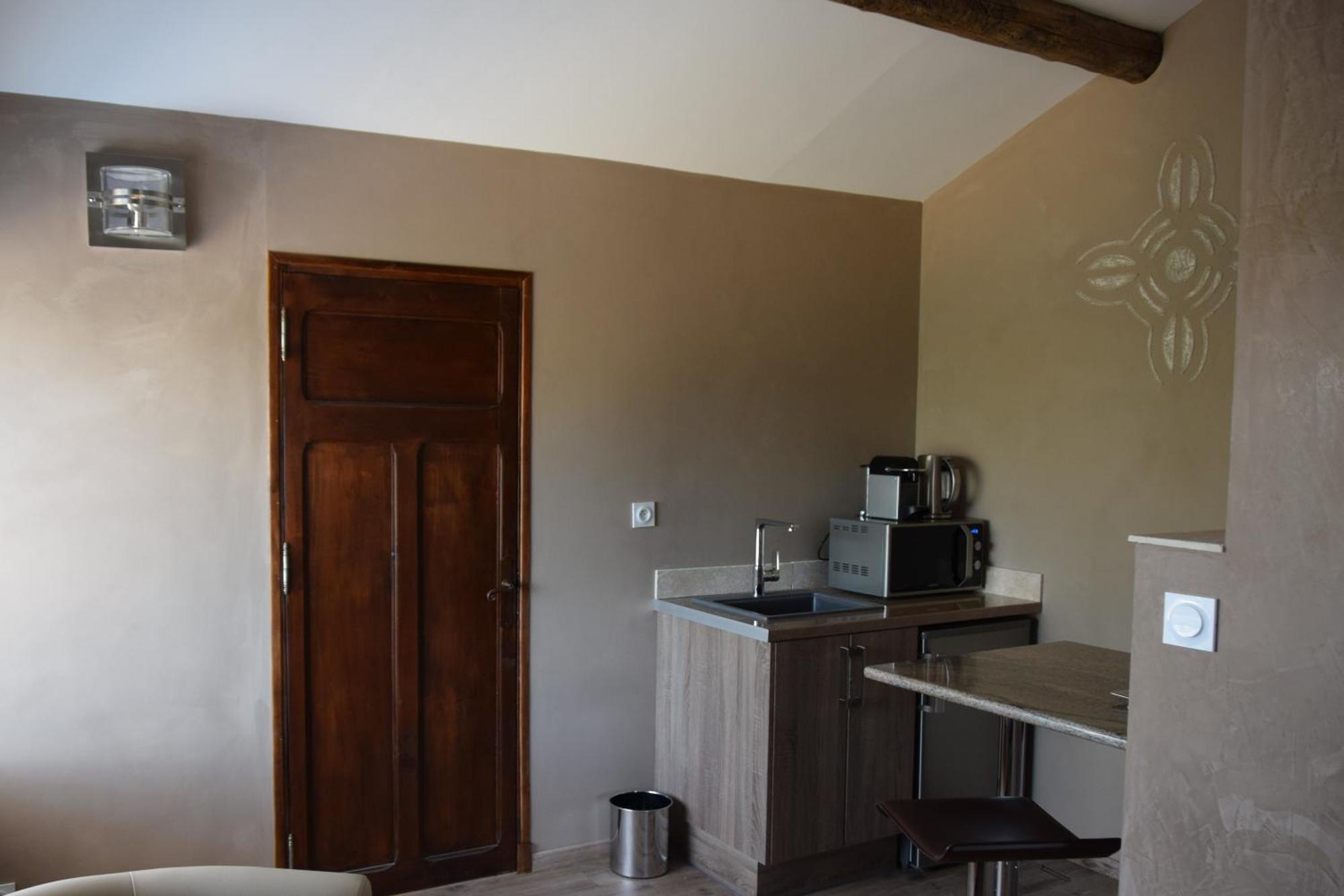 Hoteliere Et Des Sources Du Gros Noyer Apartment