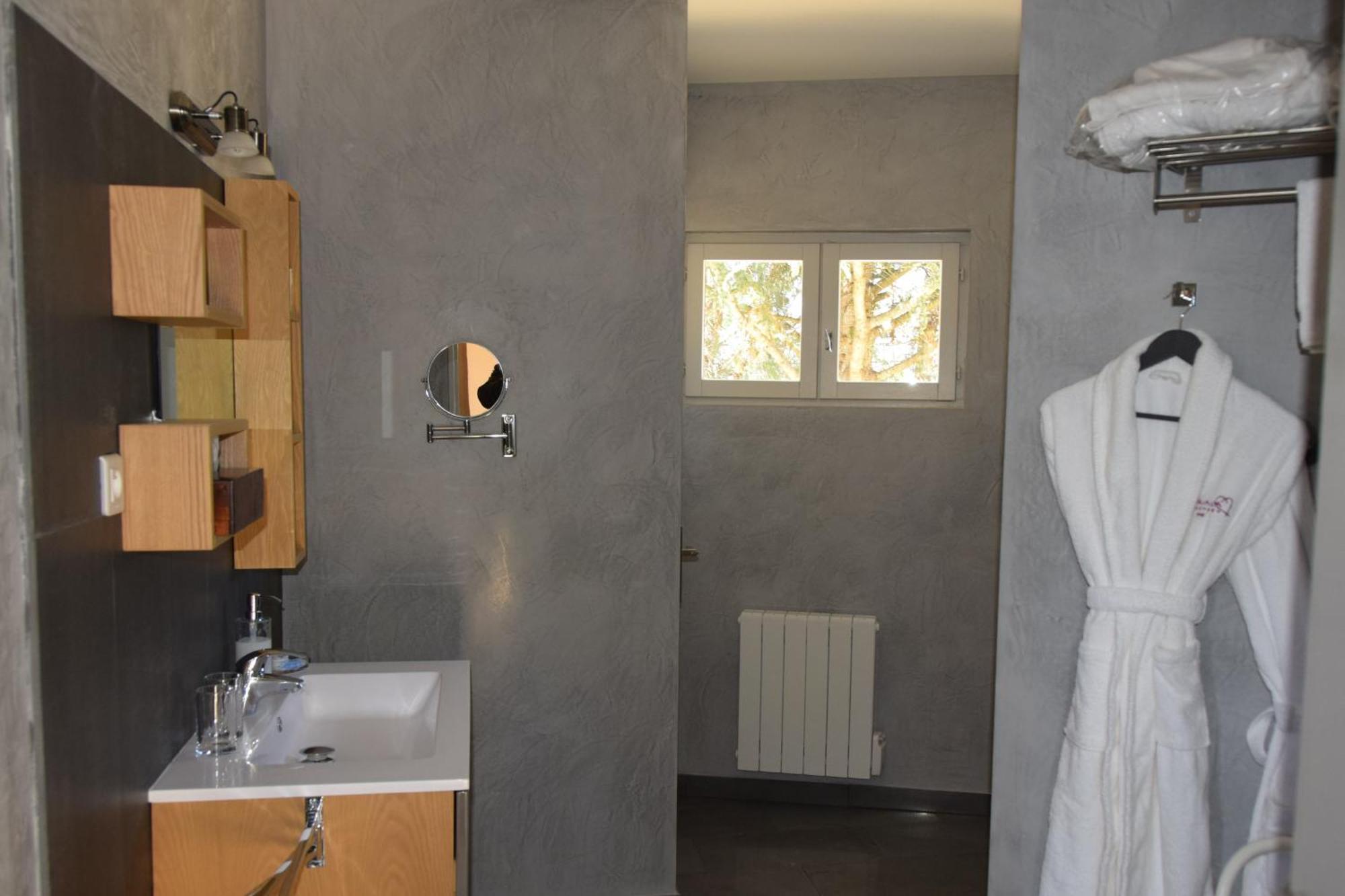 Hoteliere Et Des Sources Du Gros Noyer *