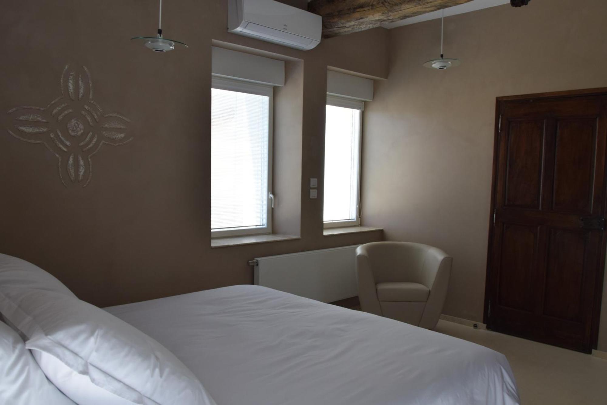 Hoteliere Et Des Sources Du Gros Noyer *